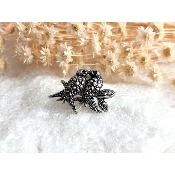 Perched Birds Kissing Figural Marcasite Accented Vintage Costume Jewelry Brooch - Picture 2 of 7